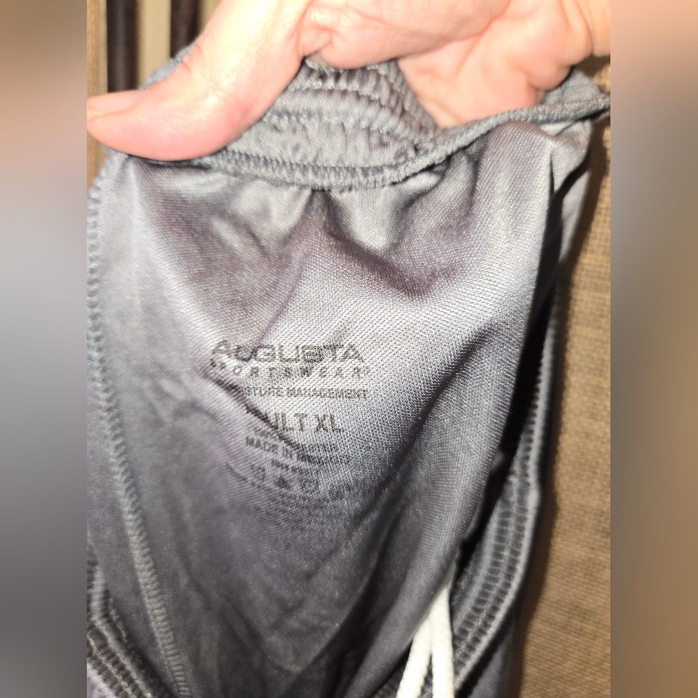 Men's Gray Augusta Sportswear Shorts with Red Logo Wisconson Badgers Size XL - Picture 5 of 6